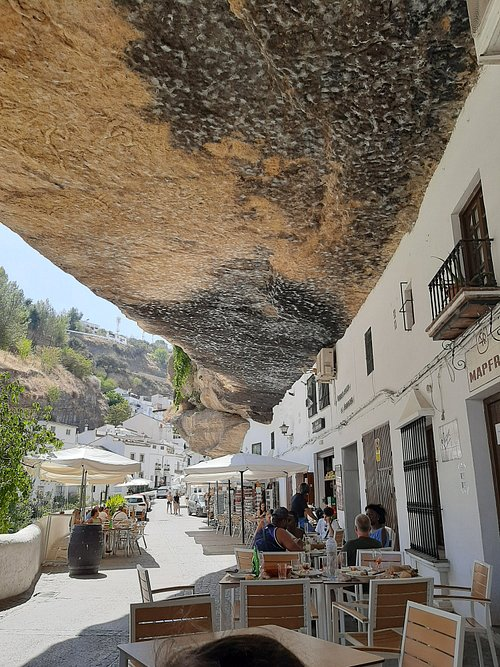 Calle Cuevas del Sol de Setenil de las Bodegas bajo la gran formación rocosa