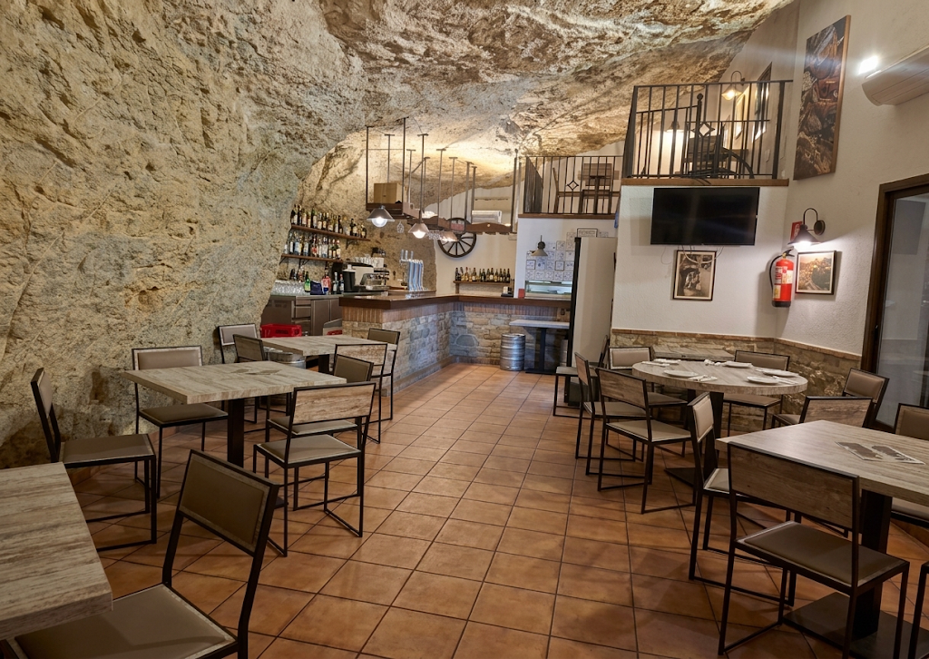 Barra e interior de Bar La Tasca excavado en la roca de Setenil