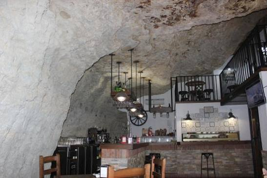 Interior de Bar La Tasca excavado bajo la roca en Setenil de las Bodegas